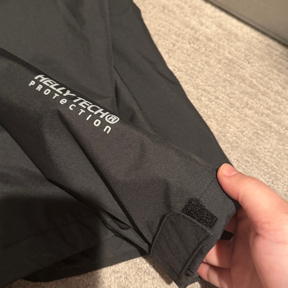 Helly Hansen Men's Black Raincoat - Picture 3 of 8